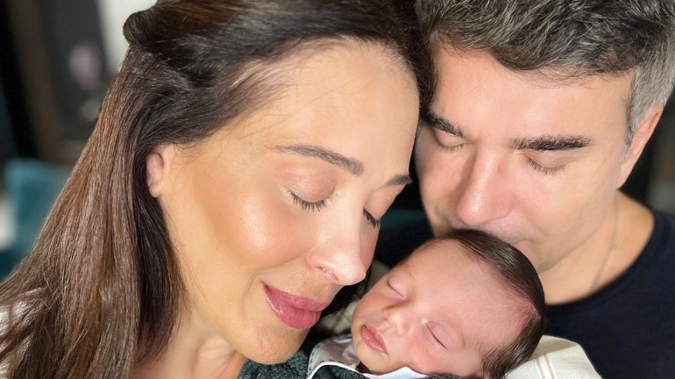 Cláudia Raia mostra-se a amamentar o filho em foto de família encantadora