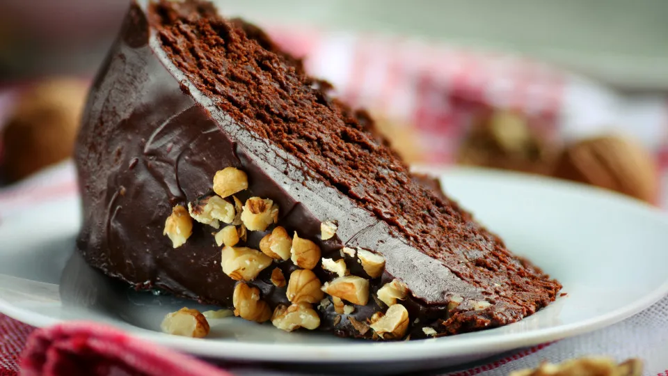 Não vai sobrar uma migalha deste bolo (muito guloso) de chocolate e avelã