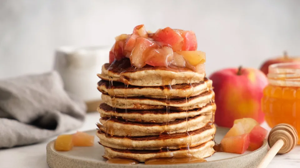 Receita de panquecas para não desperdiçar as maçãs aí por casa
