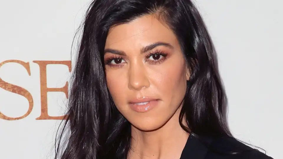 Kourtney Kardashian mostra jantar de Halloween com esqueletos enormes