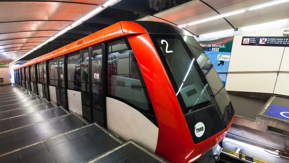 Mulher trans sofre "ataque brutal" no metro de Barcelona