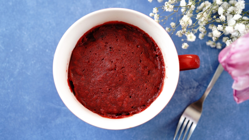 Sim, é possível fazer bolo 'red velvet' na caneca. Siga esta receita