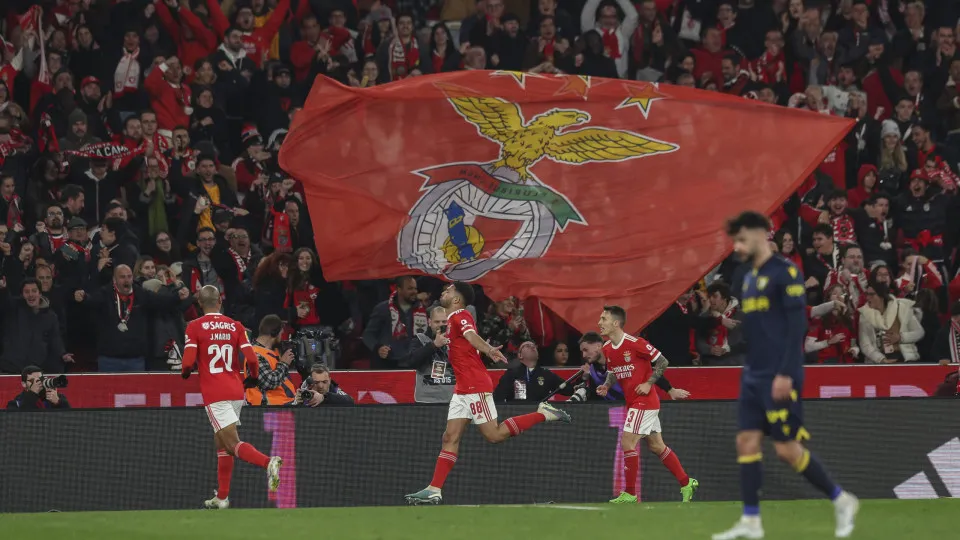 Benfica aproveita a 'fama' e dá uma 'lição' de como ser líder