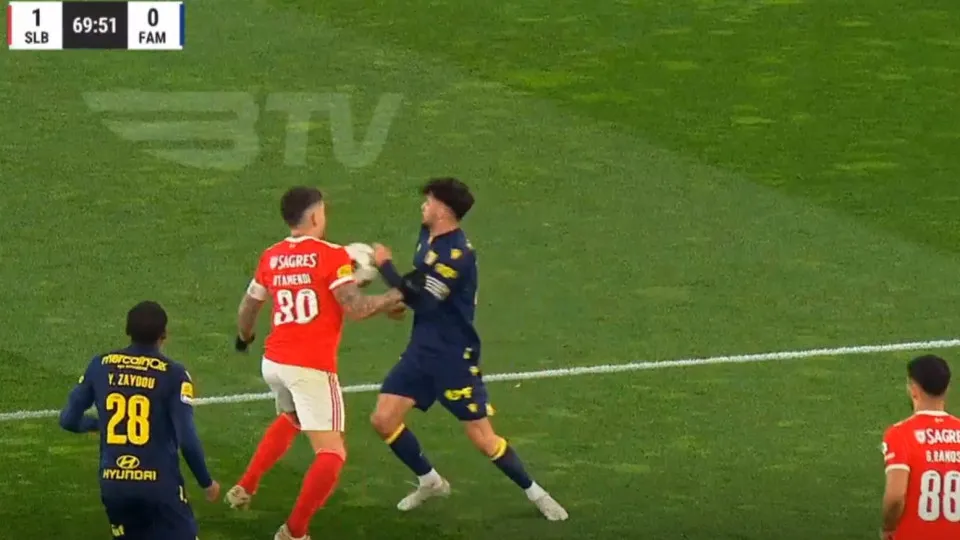 O lance em que o Benfica pediu penálti (e Otamendi acabou amarelado)