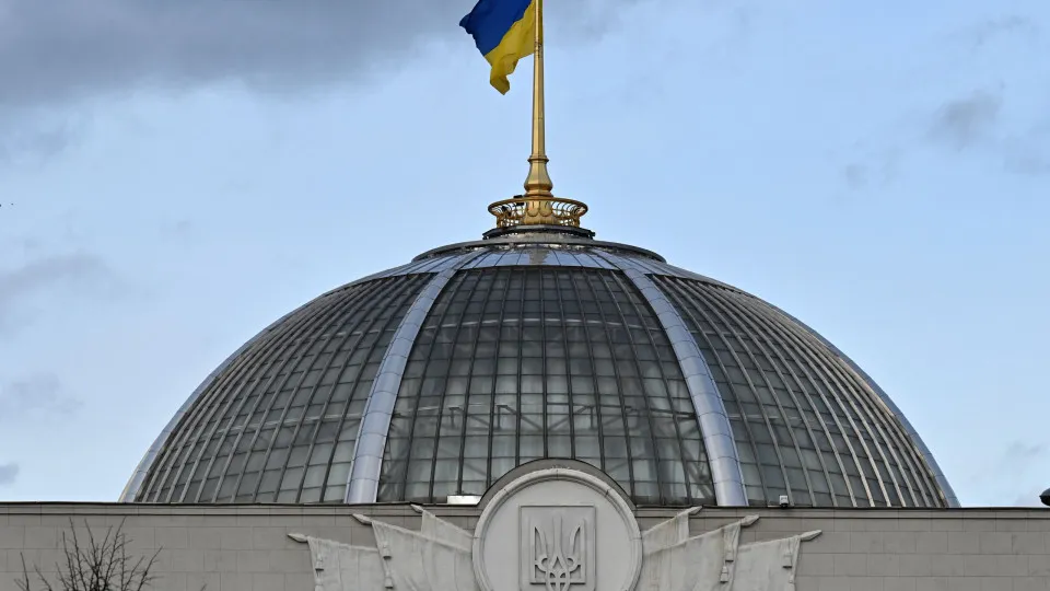 Parlamento ucraniano em Kyiv, Ucrânia - bandeira Ucrânia - Photo by SERGEI SUPINSKY/AFP via Getty Images