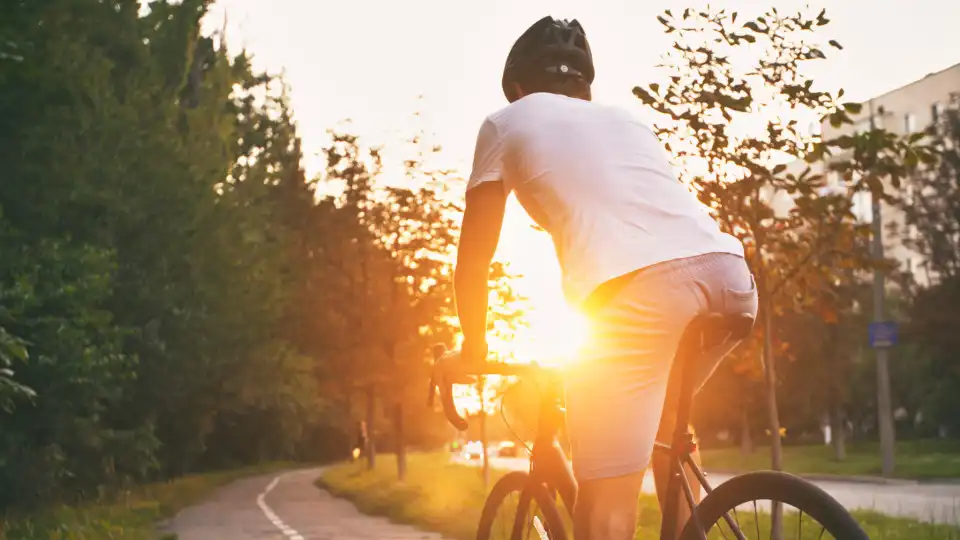 Pegue na bicicleta, faça este treino e retire centímetros à cintura