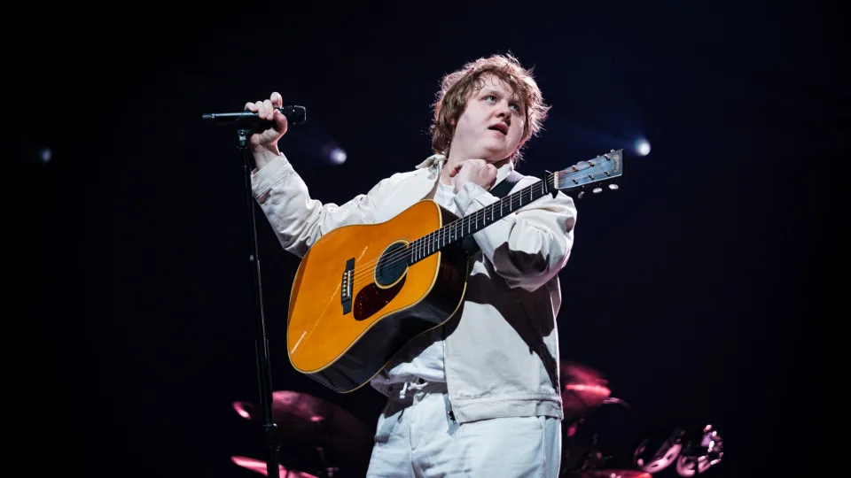 Sintomas da doença respiratória que levou Lewis Capaldi a adiar concertos