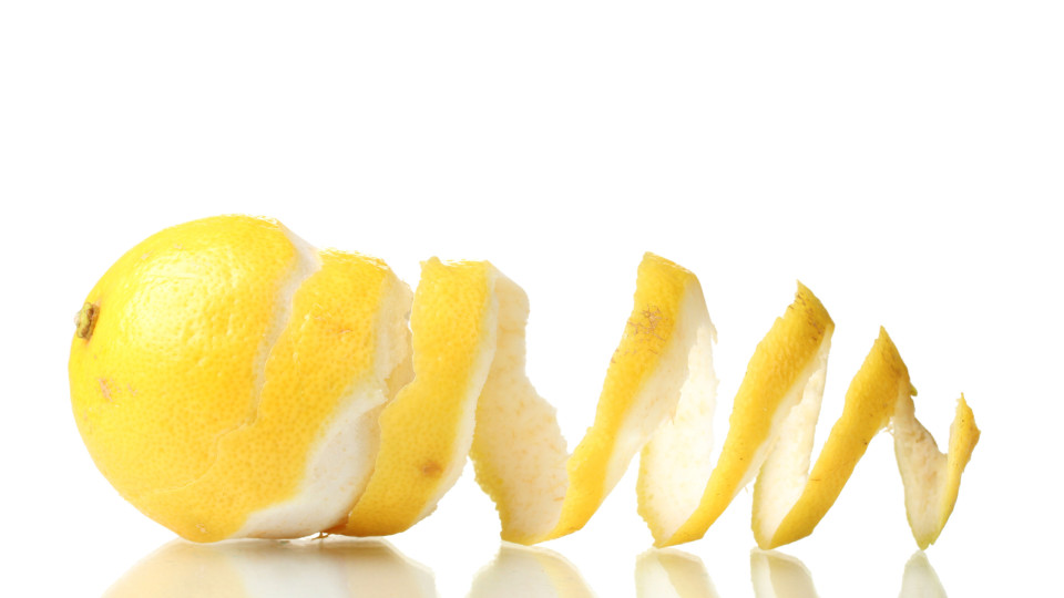 Pare de deitar fora as cascas do limão (também mantêm a casa limpa!)