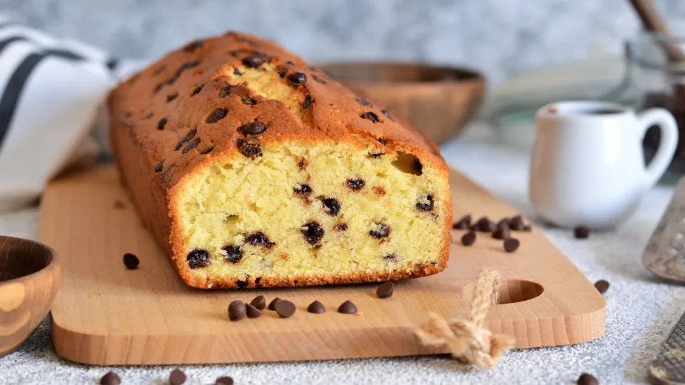 Esqueça o bolo de iogurte simples e junte umas pepitas de chocolate