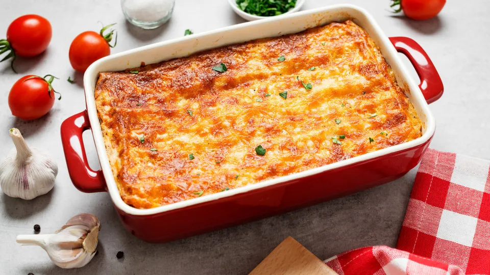 Resistir para quê?! Esta receita de lasanha de bacalhau é uma delícia fit