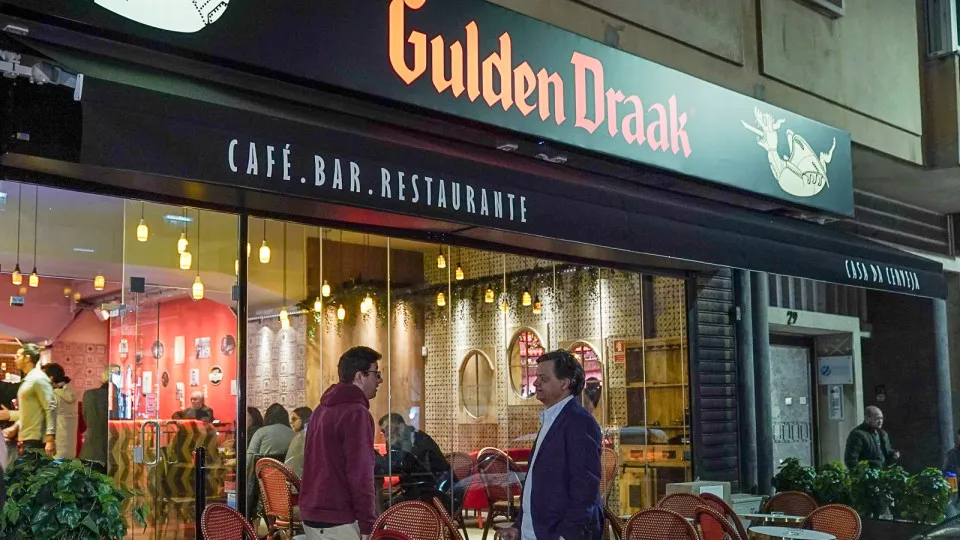 Gulden Draak. Cerveja belga é o que não falta no novo bar de Lisboa