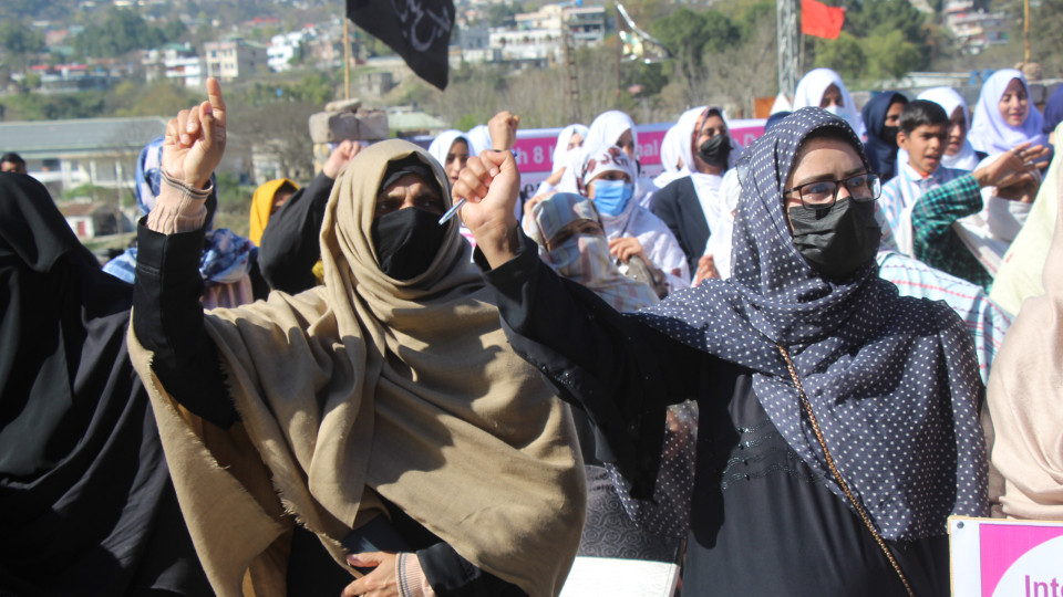 Mulheres paquistanesas manifestam-se por direitos no Dia da Mulher