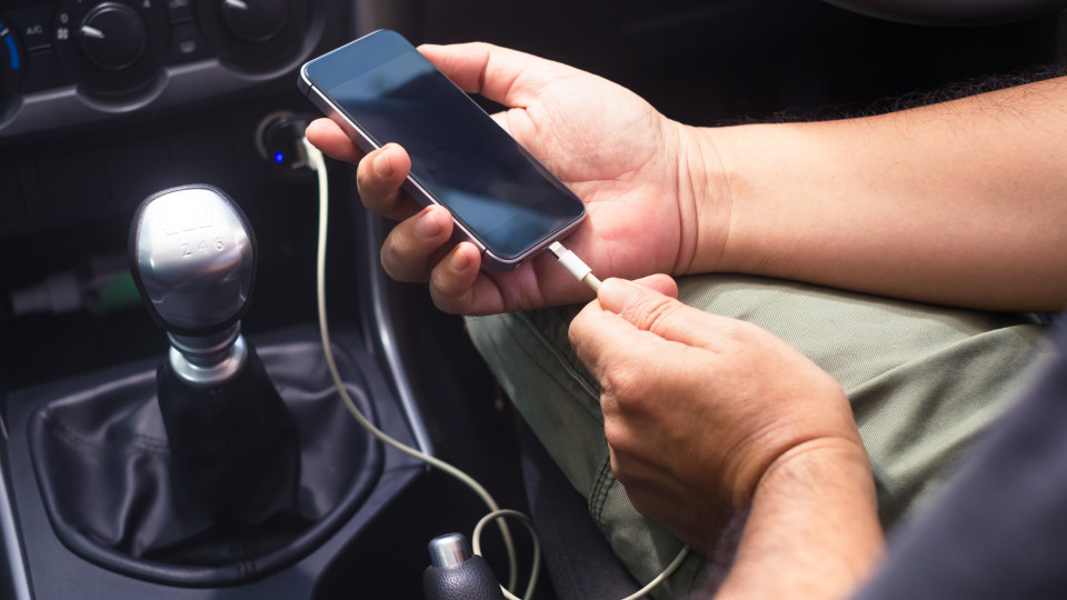 Carregar telemóvel no carro faz mal à bateria? Eis o que precisa de saber