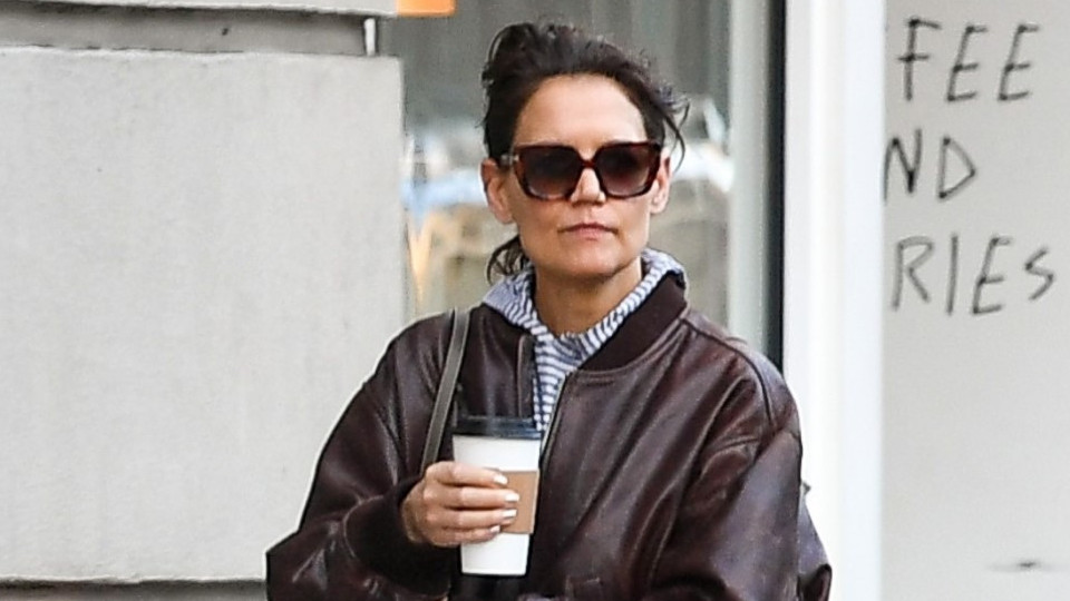 Katie Holmes vista com hematomas no rosto em Nova Iorque