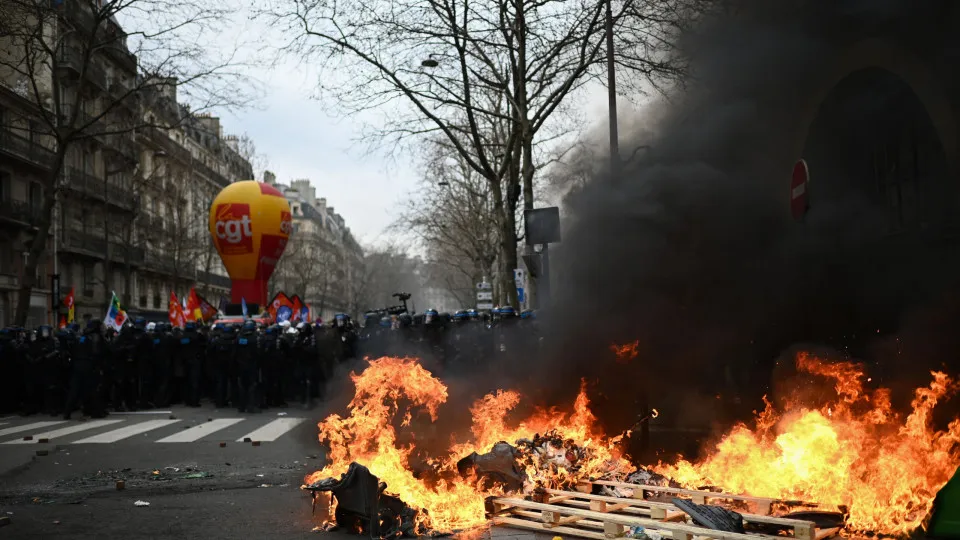 Pelo menos 76 detidos em protestos em Paris contra reforma das pensões