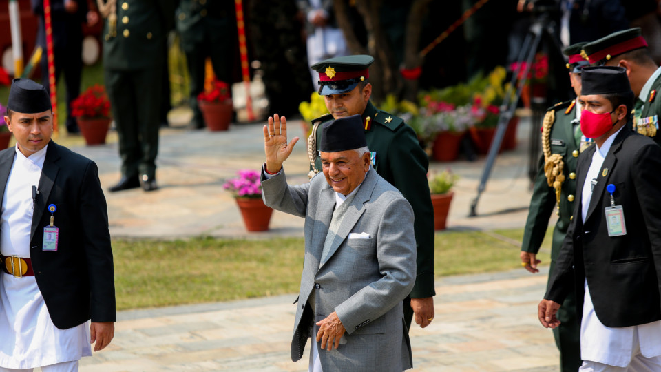 Presidente do Nepal toma posse no meio de nova crise política