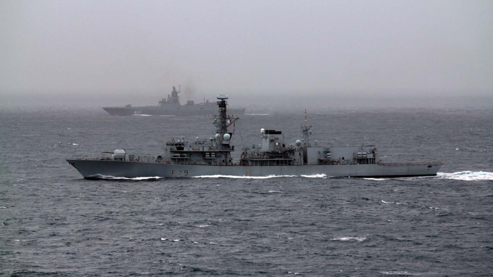 Fragata e petroleiro russos escoltados em águas próximas ao Reino Unido