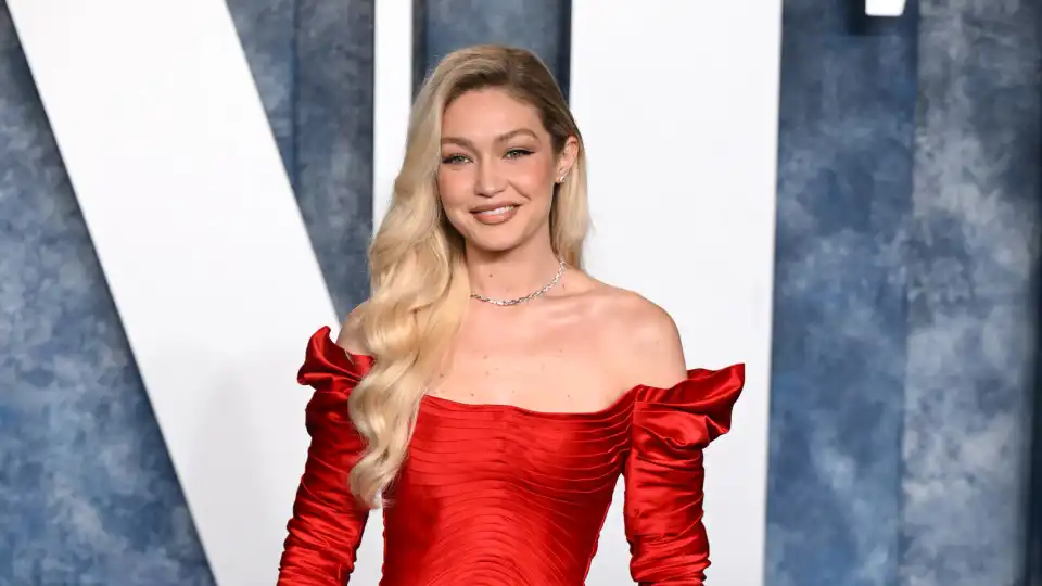 Gigi Hadid com look inspirado em 'Onde Está o Wally?'