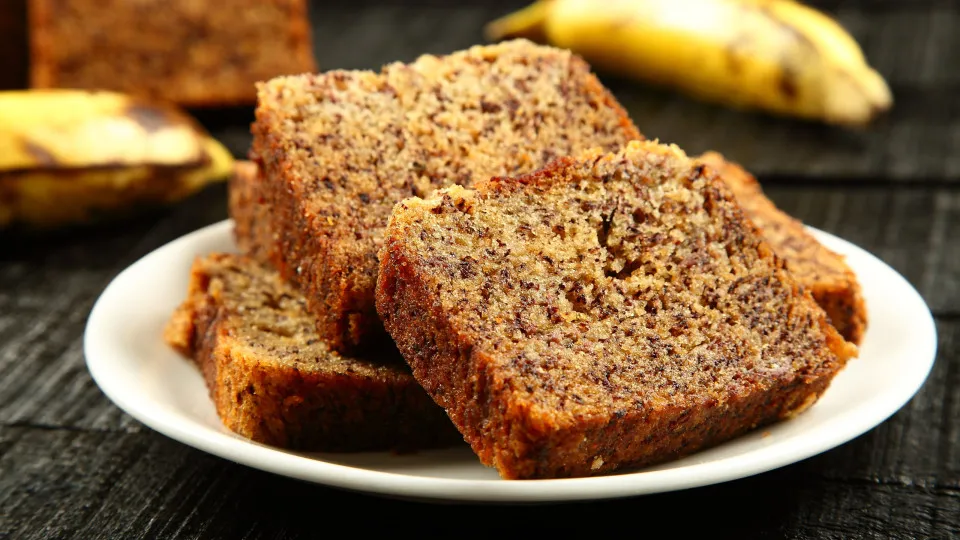 Pare de deitar fora as cascas de banana e faça este bolinho muito fofo