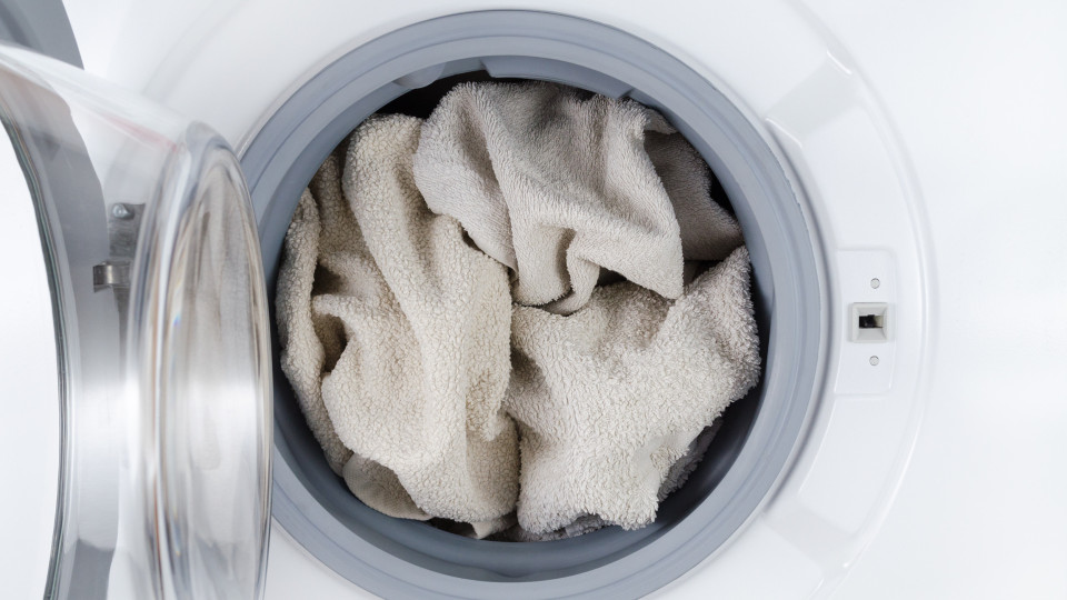 Foi o leitor que pediu um truque para limpar toalhas encardidas? 