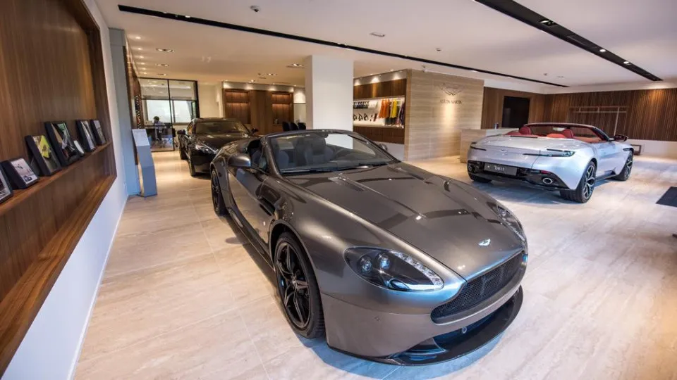 O artigo mais procurado num stand da Aston Martin? "Camisolas do Alonso"