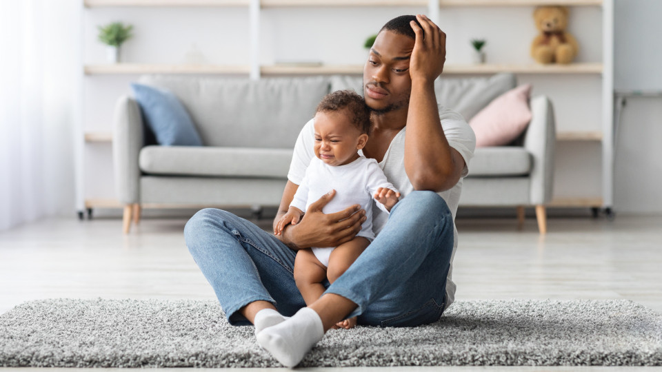 Fui pai e estou infeliz, porquê? Depressão pós-parto também afeta homens