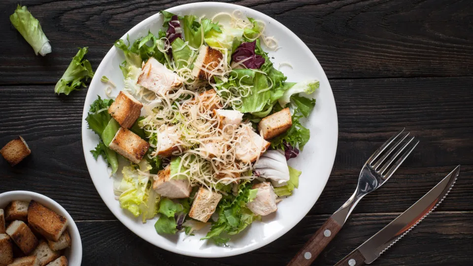Reinvente a clássica salada César com esta receita simples