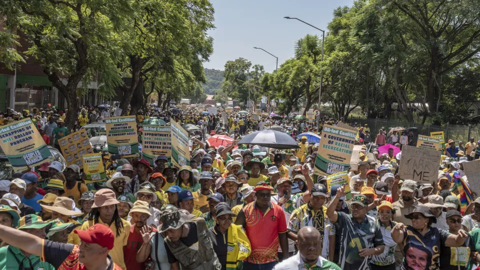 Protestos na África do Sul são tentativa de derrubar governo, diz polícia