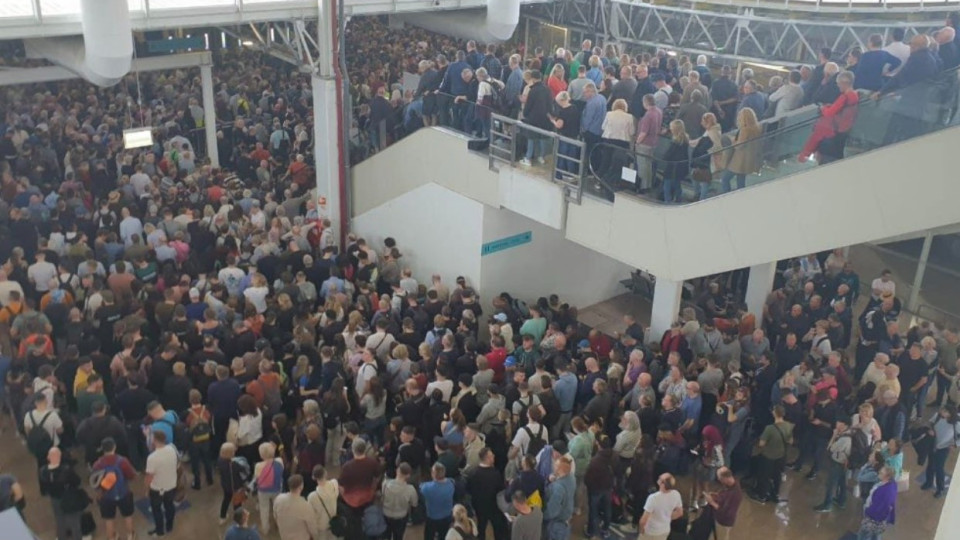 Turistas desmaiam em fila de "quatro horas" no aeroporto de Faro