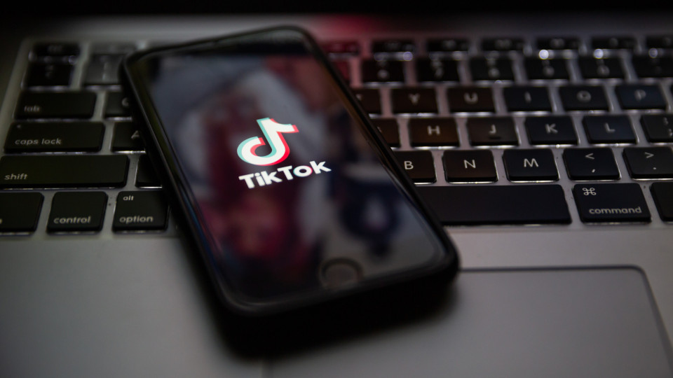 TikTok baniu vídeos manipulados por Inteligência Artificial