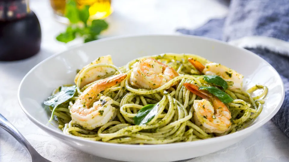 Esqueça o pesto. Junte molho chimichurri à massa com camarões