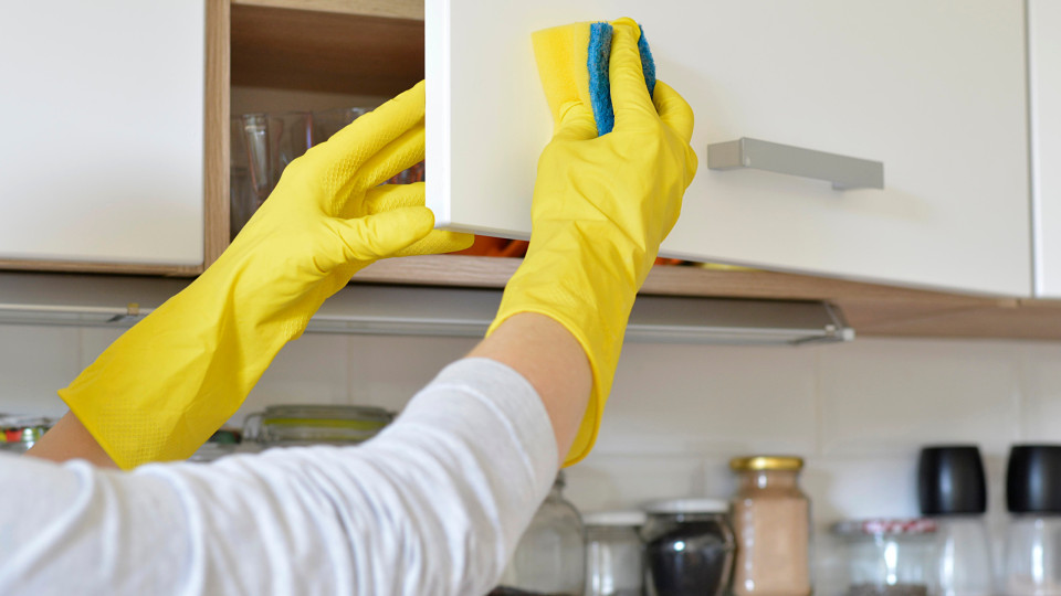 Com este truque vai ser mais fácil limpar os armários da cozinha