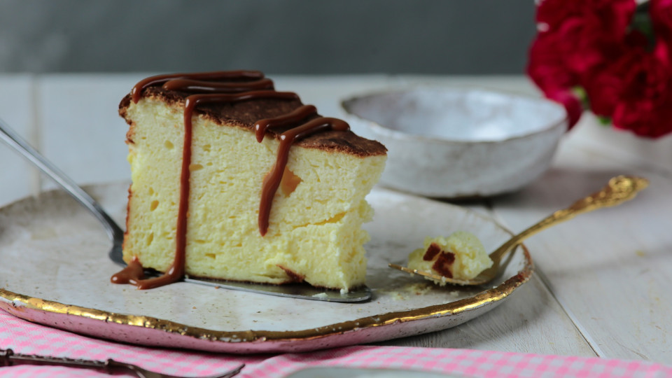 Este bolo de iogurte grego parece um cheesecake e é muito fácil de fazer