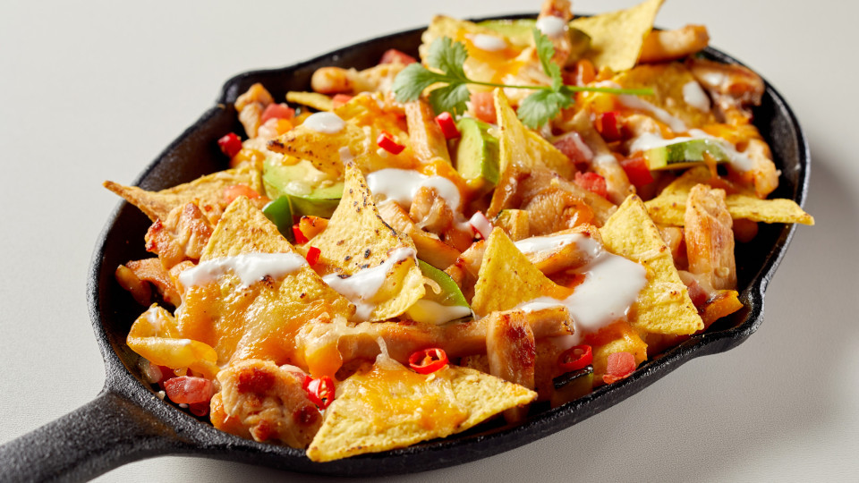 Prepare um jantar com toque mexicano com estes nachos de frango