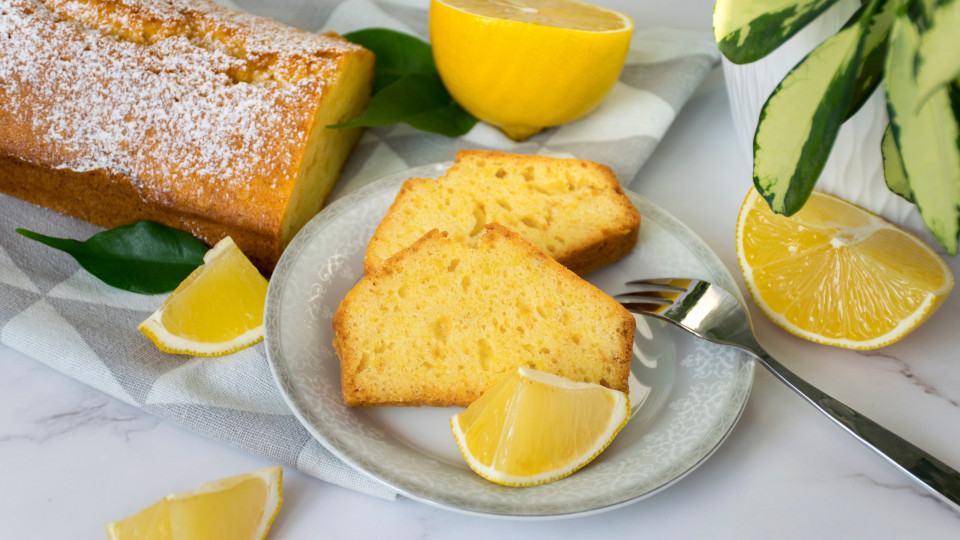 Este bolo de limão com leite condensado vai ser um sucesso