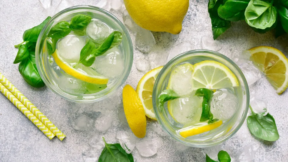 Nada melhor do que acabar o dia com esta limonada de manjericão