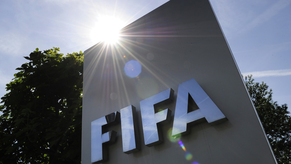 Depois da UEFA, a FIFA anuncia regresso de russos (sem hino nem bandeira)