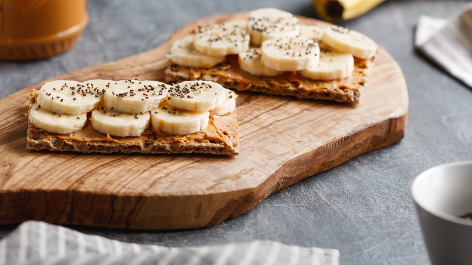 Banana e sementes de chia. Um snack saudável que cai sempre bem