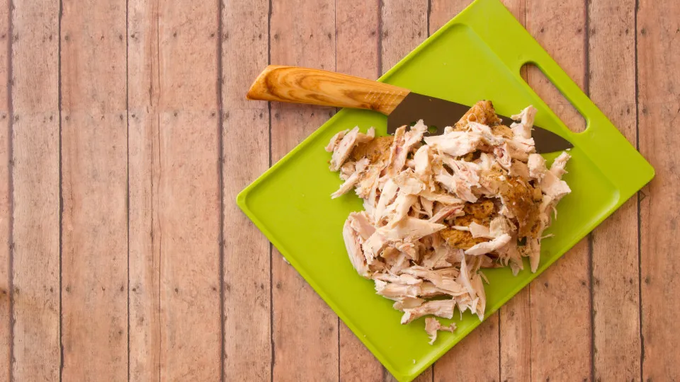 Tem restos de frango no frigorífico? Aproveite e faça esta salada