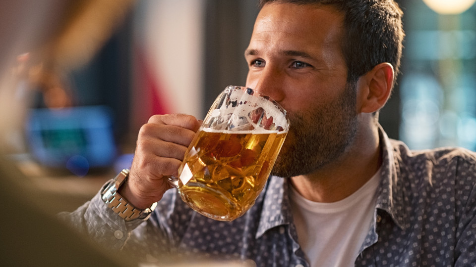 Cancro. O sinal de alerta que pode revelar-se depois de beber uma cerveja