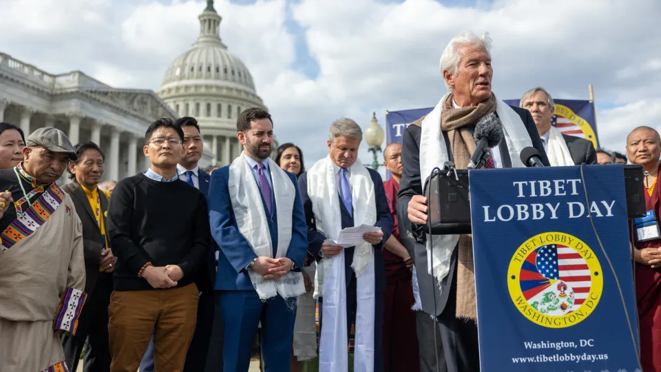 EUA. Richard Gere com membros do Congresso para construir apoio ao Tibete