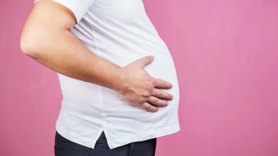 Sabe aquela gordura abdominal teimosa? Este sumo ajuda a combatê-la