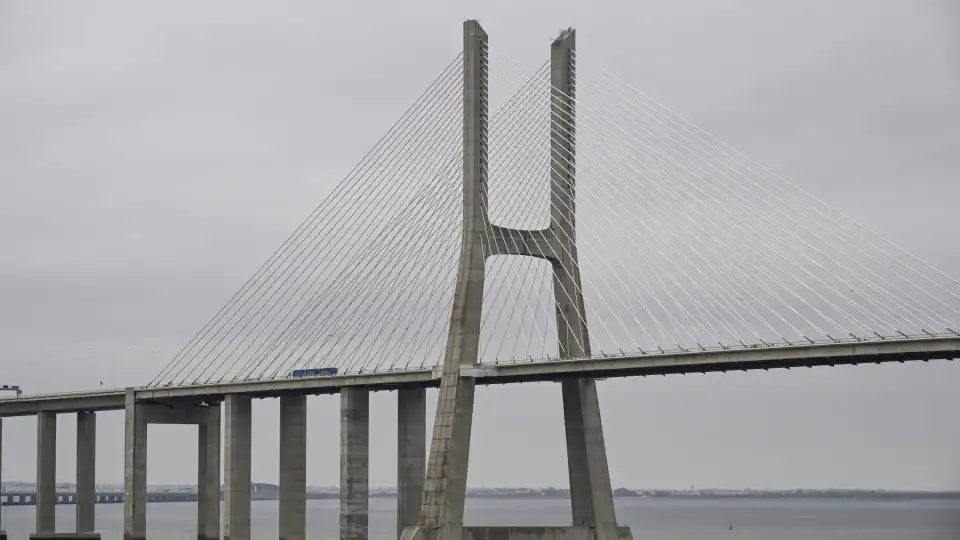 Carro em chamas e colisão na Ponte Vasco da Gama. Há seis assistidos