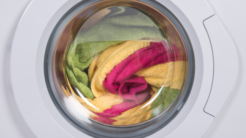 É isto que acontece quando deixa a roupa molhada na máquina de lavar 