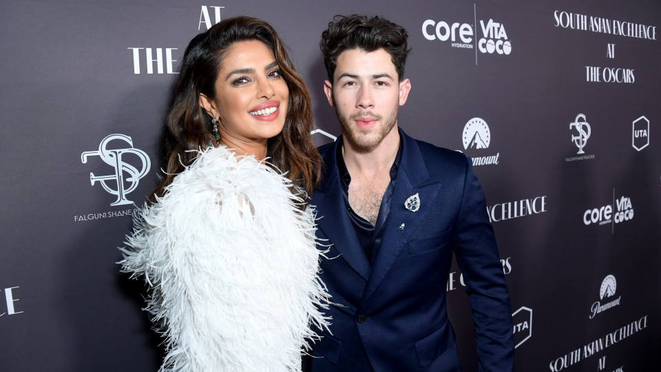 Nick Jonas e Priyanka Chopra mostram raras fotos com a filha