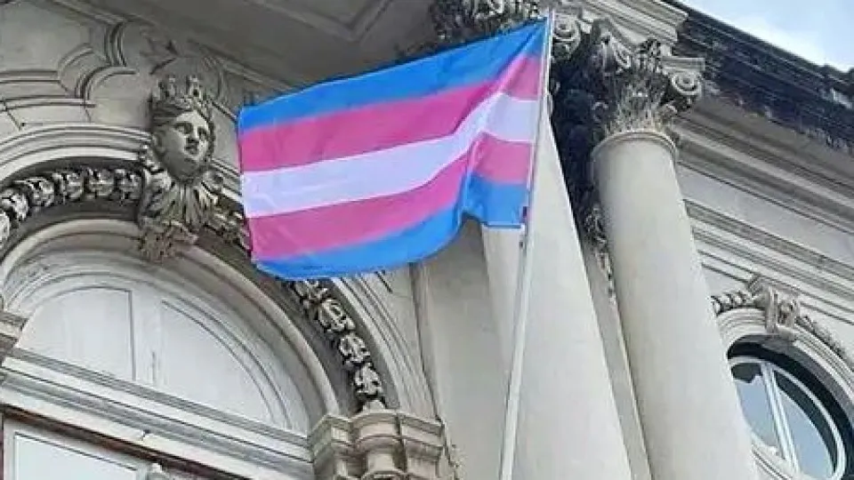 CML hasteia bandeira de Orgulho Trans. Moedas votou contra e não apareceu