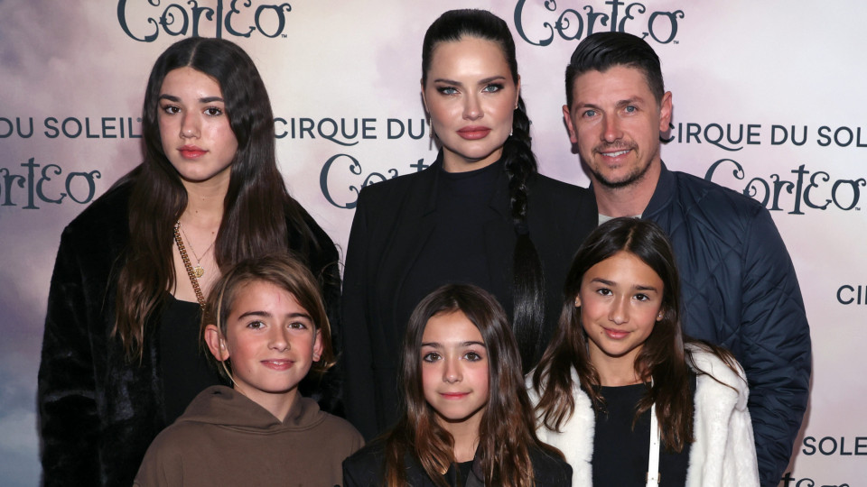 Momento raro: Adriana Lima posa com as filhas na passadeira vermelha 