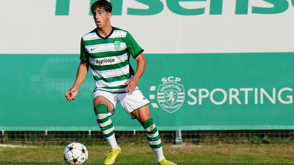 ALCOCHETE, PORTUGAL - NOVEMBER 1: Afonso Moreira of Sporting CP in action during the UEFA Youth League match between Sporting CP and Eintracht Frankfurt at Academia Cristiano Ronaldo - Sporting CP on November 1, 2022 in Alcochete, Portugal.  (Photo by Gua
