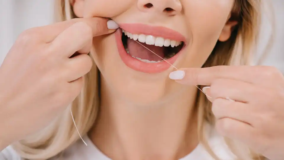 Dentista aconselha que comece a fazer isto antes de usar fio dentário