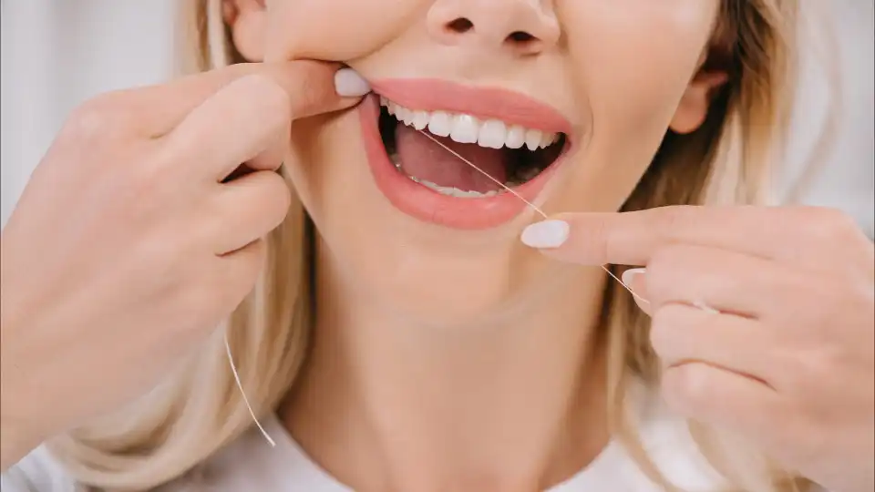 Dentista aconselha que comece a fazer isto antes de usar fio dentário